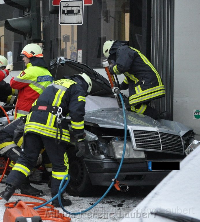 PKW gegen Strassenbahn Koeln Suelz Muenstereifelerst Suelzguertel P05.JPG